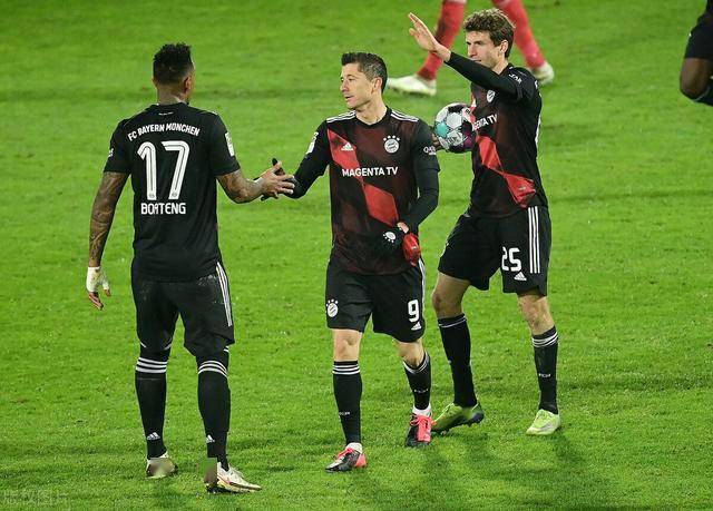  柏林赫塔防线集体失误，主场惨败暴露保级危机  